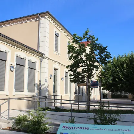 Le Préau De Hotel Baix
