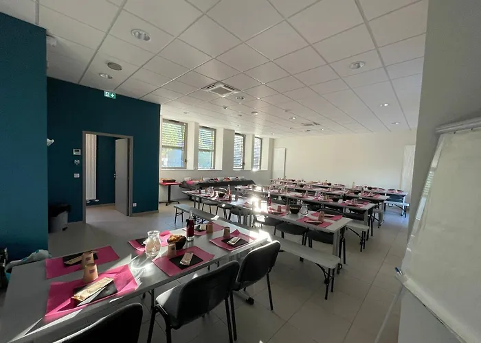 Le Préau De *