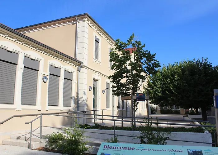 Le Préau De Hotel Baix